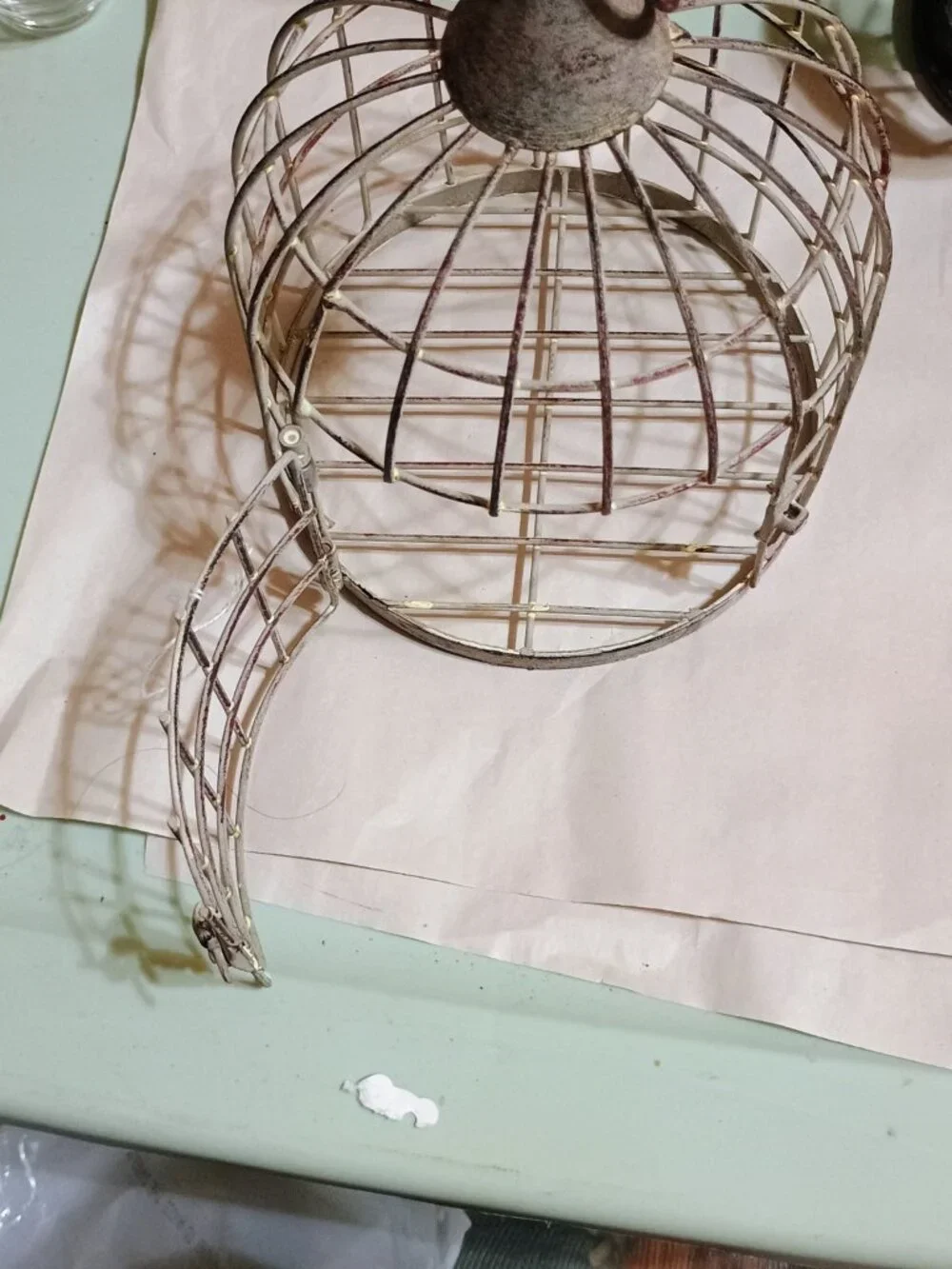 Vintage small hanging bird cage with locking mechanism - Picture 2 of 5